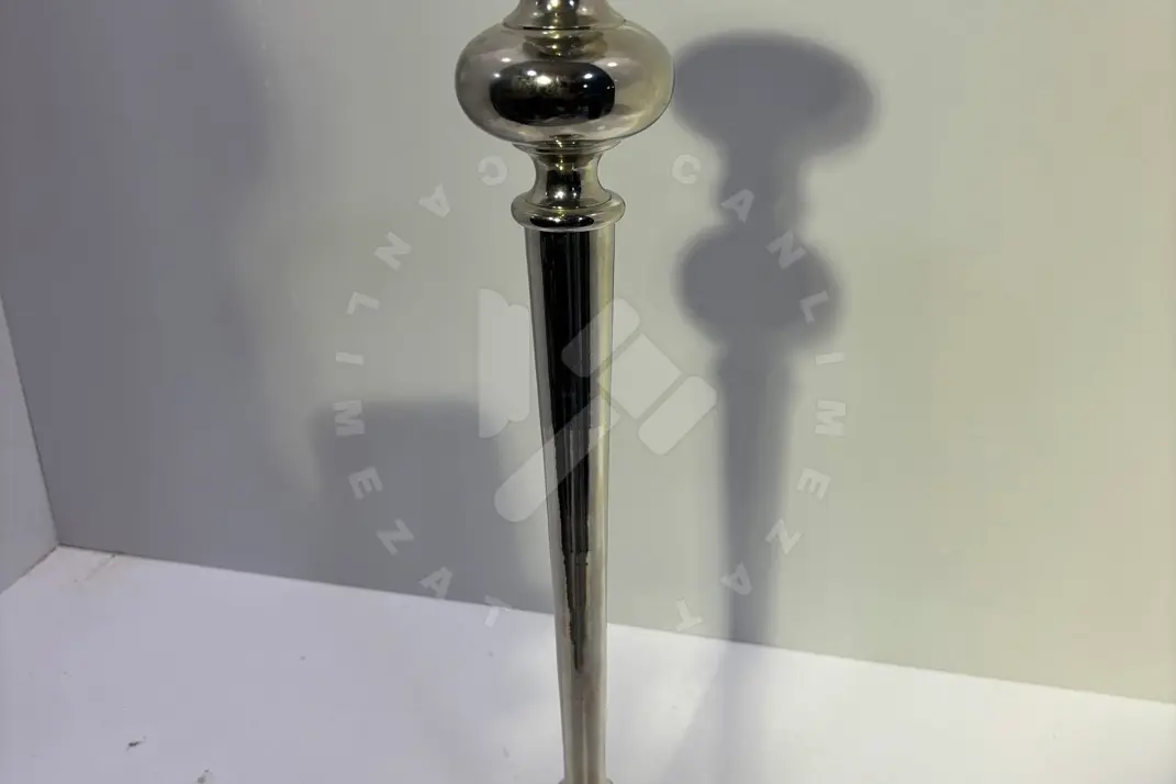 Metal şamdan