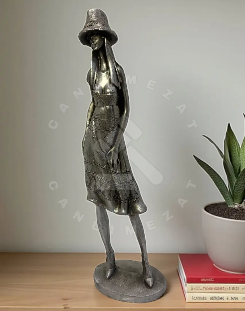 Silver woman heykeli