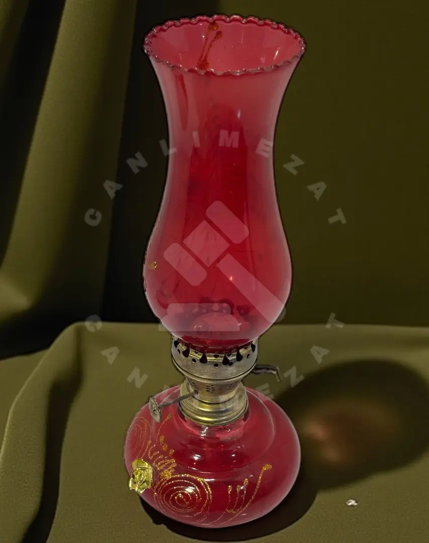 Nostaljik kırmızı işlemeli gaz lambası