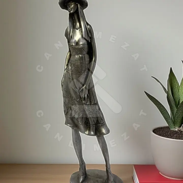 Silver woman heykeli fotoğraf 1